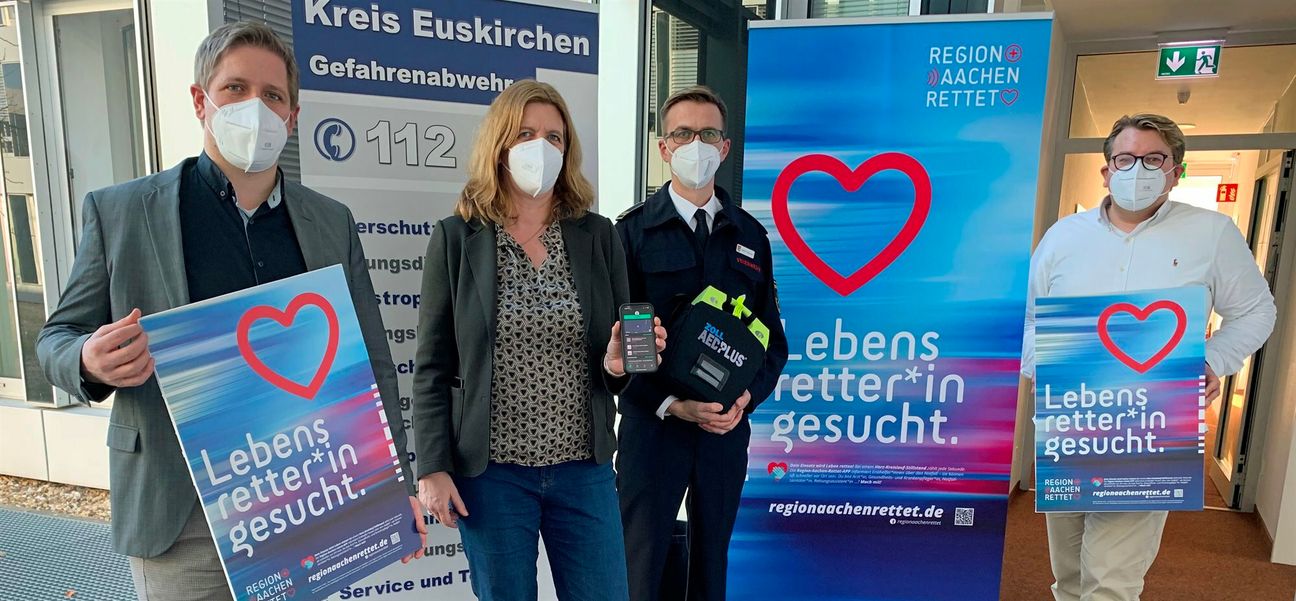 Sie freuen sich über die tolle Resonanz zur Corhelper-Initiative: (v.l.) Landrat Markus Ramers, Geschäftsbereichsleiterin Julia Baron sowie Martin Fehrmann und Martin Duske von der Abteilung Gefahrenabwehr.