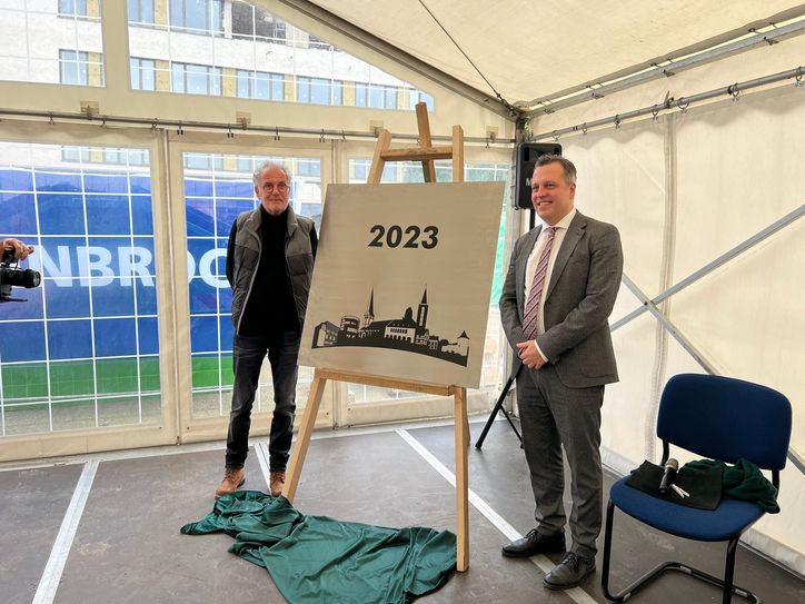 Bürgermeister Sacha Reichelt und sein Vorgänger Dr. Uwe Friedl enthüllten die Grundsteinplatte für das neue Rathaus