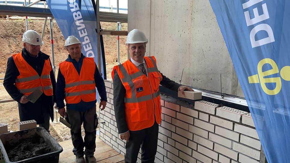 Symbolisch verlegt Bürgermeister Sacha Reichelt einen Klinkerstein