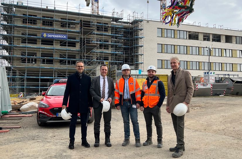 Freuen sich anlässlich des Richtfestes gemeinsam, dass der Bau des neuen Rathauses in Euskirchen schneller voran schreitet, als geplant (v.li.): Wolfgang Honecker, Technischer Beigeordneter der Stadt Euskirchen, Bürgermeister Sacha Reichelt, Projektleiter Fabian Steinhauer, Projektleiter Bünyamin Karpuz und Markus Kellner Geschäftsführer Depenbrock Partnering GmbH & Co. KG.