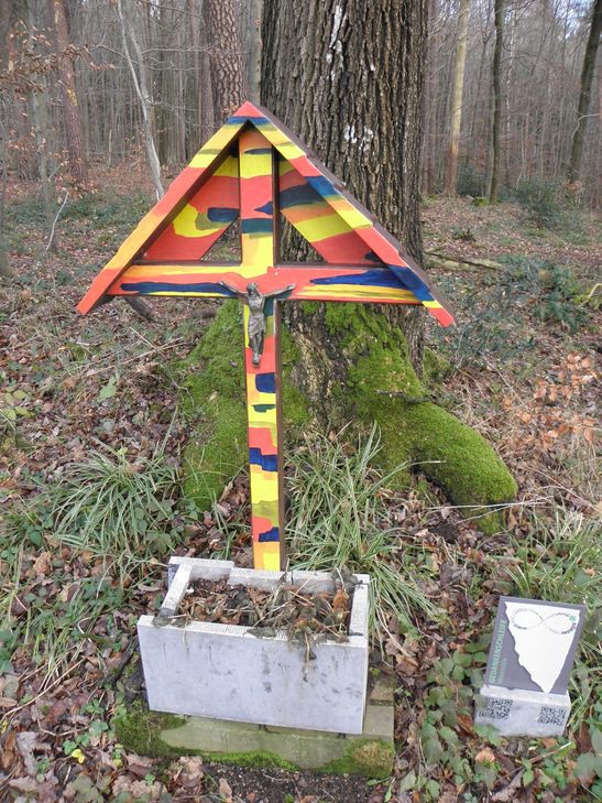 Der Blaustein-Trog unter dem Kreuz »Störung« bei Mulartshütte wurde wohl mit dem Hammer auseinandergeschlagen.