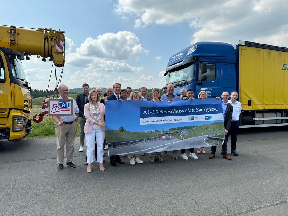 Unternehmer aus der Region, Politiker sowie Vertreter der IHK Tier und Koblenz, haben zumindest symbolisch eine Lücke geschlossen: zwischen den Fahrzeugen der Spedition  Ludwig.