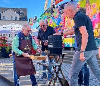 Die diesjährige Salvator Kirmes Prüm wurde durch den traditionellen Fassanstich eröffnet.