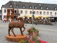 Buntes Treiben in der Prümer Innenstadt bei der Salvator Kirmes 2026.