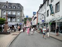 Buntes Treiben in der Prümer Innenstadt bei der Salvator Kirmes 2026.