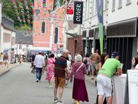 Buntes Treiben in der Prümer Innenstadt bei der Salvator Kirmes 2026.
