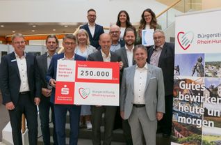 Der Vorstand der Bürgerstiftung gemeinsam mit dem Vorstand der Kreissparkasse, Landrat Volker Boch und den Mitgliedern des Kuratoriums der Stiftung. Der Grundstock von 250 000 Euro soll nun mit weiteren Zustiftungen durch Bürger kontinuierlich wachsen.