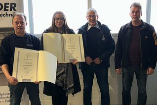 Auszeichnung im Ausbildungsbetrieb (v. l.): Bernd Schröder, Anna-Lena Hansen, HWK-Präsident Rudi Müller und der stellvertretende Obermeister Norbert Fell