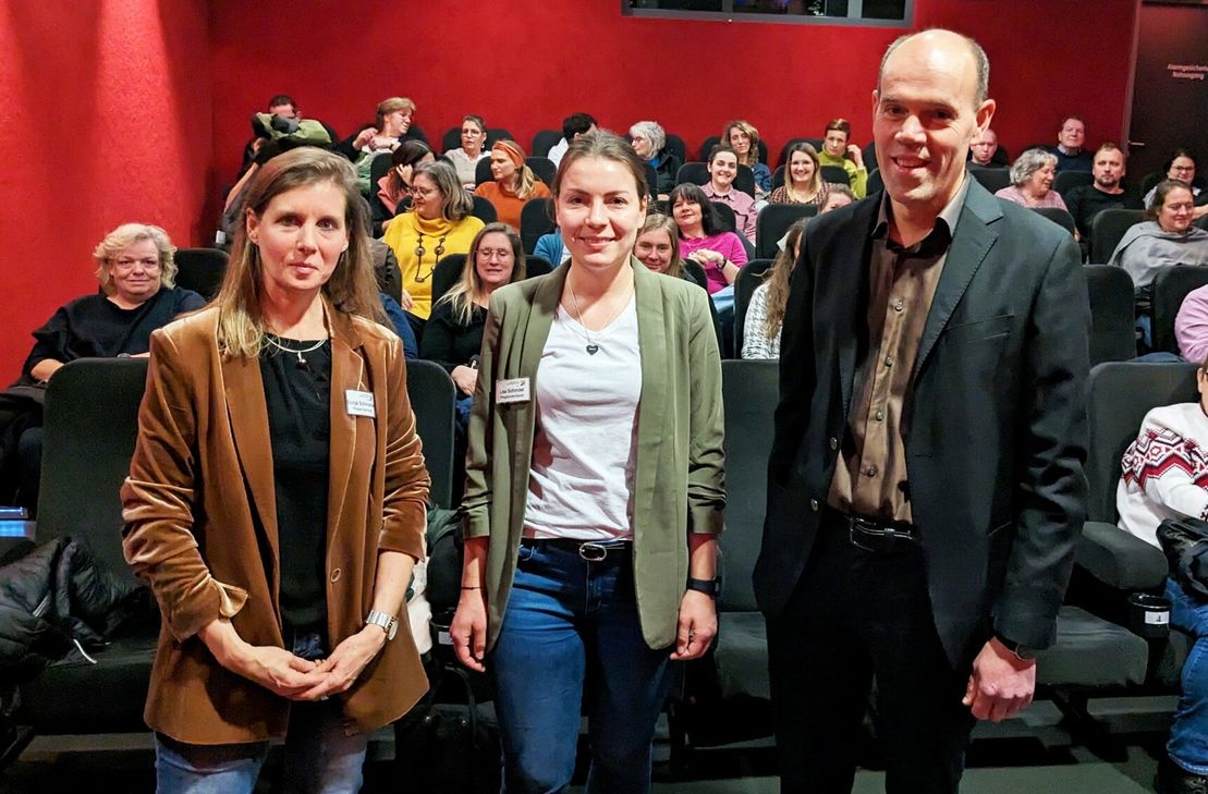 Von rechts: Landrat Volker Boch mit den Mitarbeiterinnen des Pflegekinderdienstes, Lisa Schindel und Sonja Schimanski.