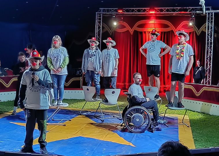 Viel Spaß in der Manege: Am klassischen Programm einer Zirkusdarbietung orientierten sich auch die Teilnehmer beim Zirkus-Jugendcamp und erhielten dafür viel Beifall.