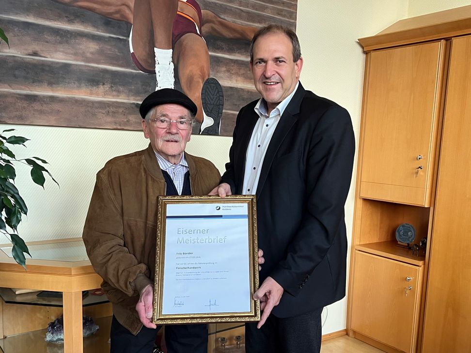 Oberbürgermeister Frank Frühauf gratulierte Fritz Börstler zur Auszeichnung mit dem Eisernen Meisterbrief.