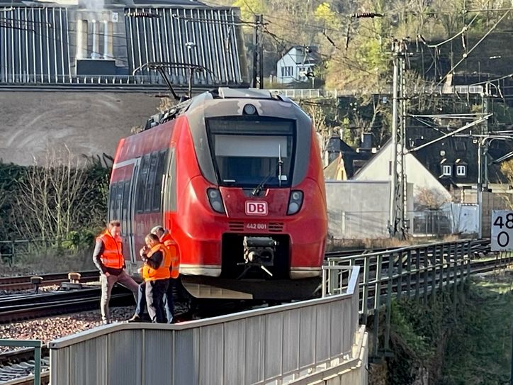 Dieser Regionalzug ist kurz vor dem Bahnhof Cochem von den Schienen geraten.