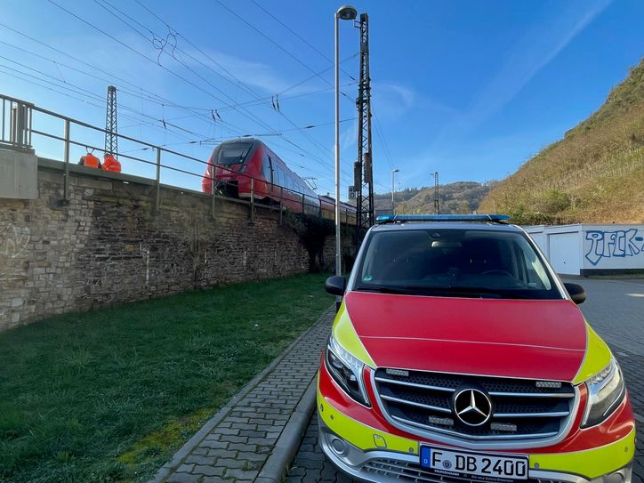 Mit einem Spezialkran soll der Zug heute wieder auf die Schienen gesetzt werden.