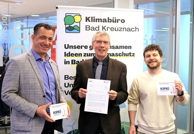 Elf Projekte will die Stadt mit Hilfe der KIPKI-Förderung umsetzen - OB Emanuel Letz und Klimaschutzmanager Rudolf Rohrbacher erhoffen sich davon eine CO2-Einsparung von rund 500 Tonnen pro Jahr.