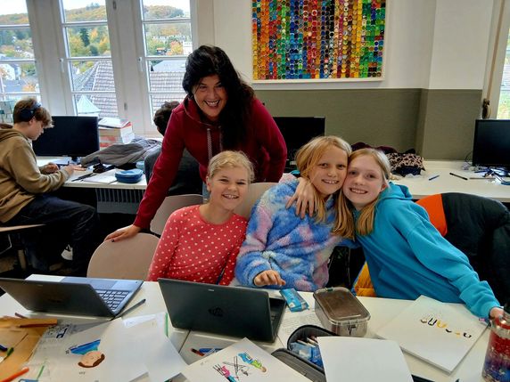 Unter Anleitung von Claudia Hoffmann (mitte) und Ralf Hillen entstanden Texte und Illustrationen.