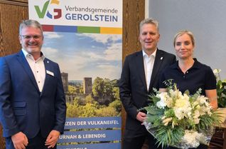 Frank Kerner, Erster Beigeordneter der Verbandsgemeinde Gerolstein, gratuliert Hans Peter Böffgen mit Ehefrau Ariane Böffgen-Schildgen zur erfolgreichen Wahl.