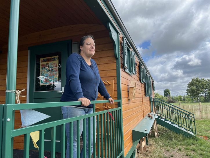 Trotz aller Schwierigkeiten schaut Melanie Hill, Leiterin des Waldorf-Waldkindergartens Schleiden, optimistisch in die Zukunft. In Ettelscheid schreitet man gleich neben dem Bolzplatz auf einem wunderschönen Grundstück mit großen Schritten nach vorne in die Normalität.