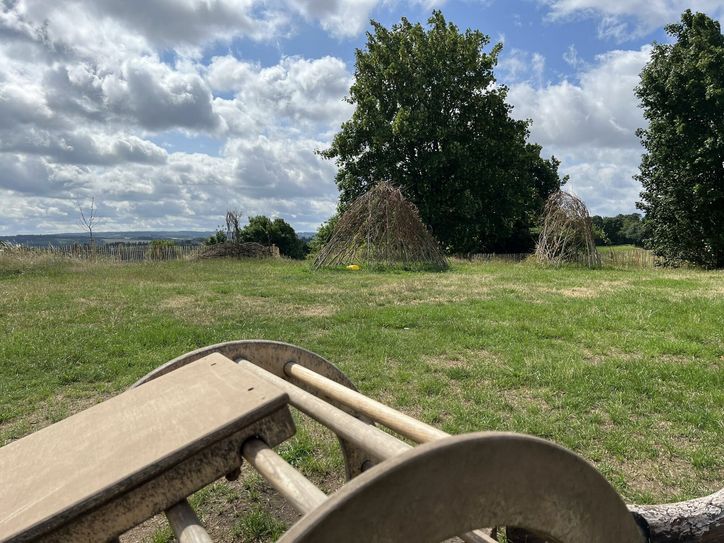 Die ersten Weidenhäuschen sind angepflanzt.