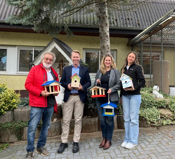 EATON Zingsheim übergibt Vogelhäuschen an Tierschutzverein