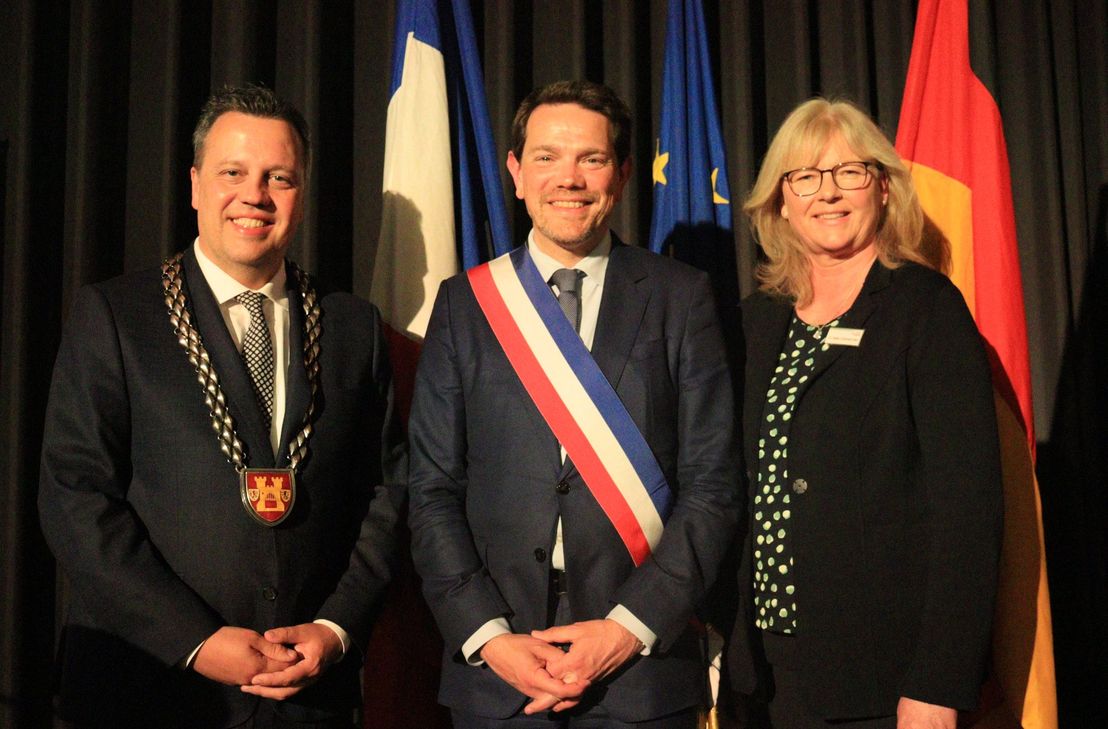 Im Beisein von Boris Ravignon (Mitte, Bürgermeister der Partnerstadt Charleville-Mézières), verlieh die Stadt Euskirchen die Ehrenbürgerwürde posthum an Willi Graf. Euskirchens Bürgermeister Sacha Reichelt (li.) und Dr. Heike Lützenkirchen (Stadtmuseum), würdigten Graf in ihren Ansprachen.   Foto:  Tim Nolden/ Stadt Euskirchen