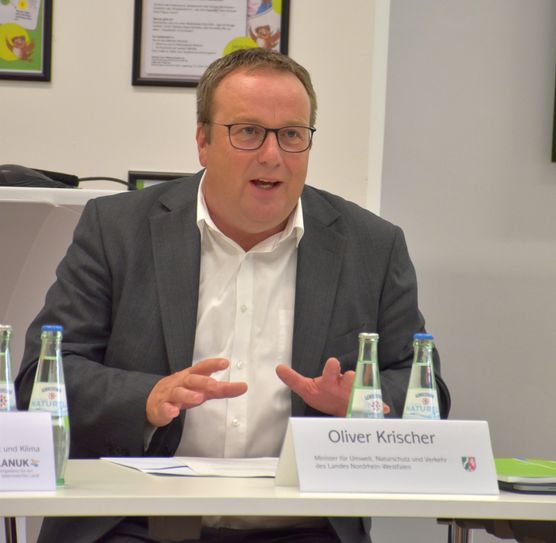 Der NRW-Umweltminister Oliver Krischer zeigte sich von der Entwicklung des Nationalparks Eifel sehr zufrieden.