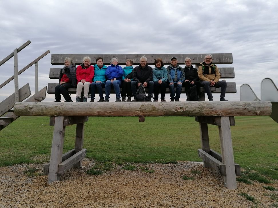 Eine tolle Wanderung des Eifelvereins Ulmen rund um Uersfeld  konnten alle Teilnehmer/innen unter der Führung von Willi Lanser erleben und dabei eine tolle Aussicht von einer „Hochbank“ in der Nähe des Eifelortes Höchstberg genießen.