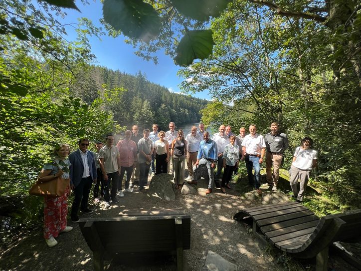 Bei einer Wanderung entlang der Perlenbachtalsperre konnten sich die Teilnehmer des Workshops »Wasserversorgung in der Nordeifel krisenfester gestalten« von der Notwendigkeit der Aufstockuung der Talsperre überzeugen und bekamen einen Einblick, wie der Eingriff in die Natur tatsächlich aussehwn wird.