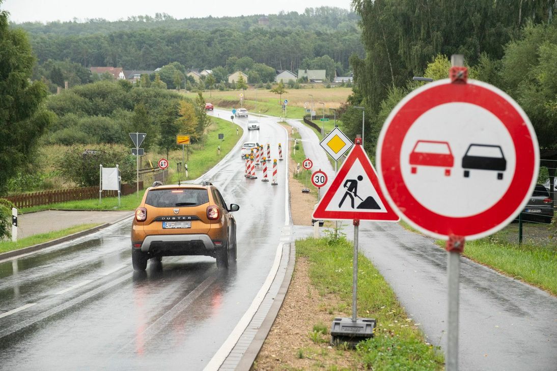 Die schadhaften Schächte sind seit Wochen abgesichert, so dass auf der Eisenwerkstraße eine Engstelle besteht. Für die Reparaturarbeiten wird die Straße vom 28. August bis zum 8. September voll gesperrt.