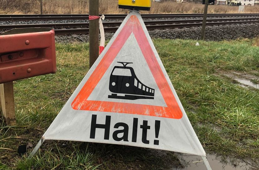 Der Wiederaufbau der Bahnstrecke zwischen Euskirchen und Bad Münstereifel dauert noch bis zum Sommer 2024.  Symbolfoto: Scholl