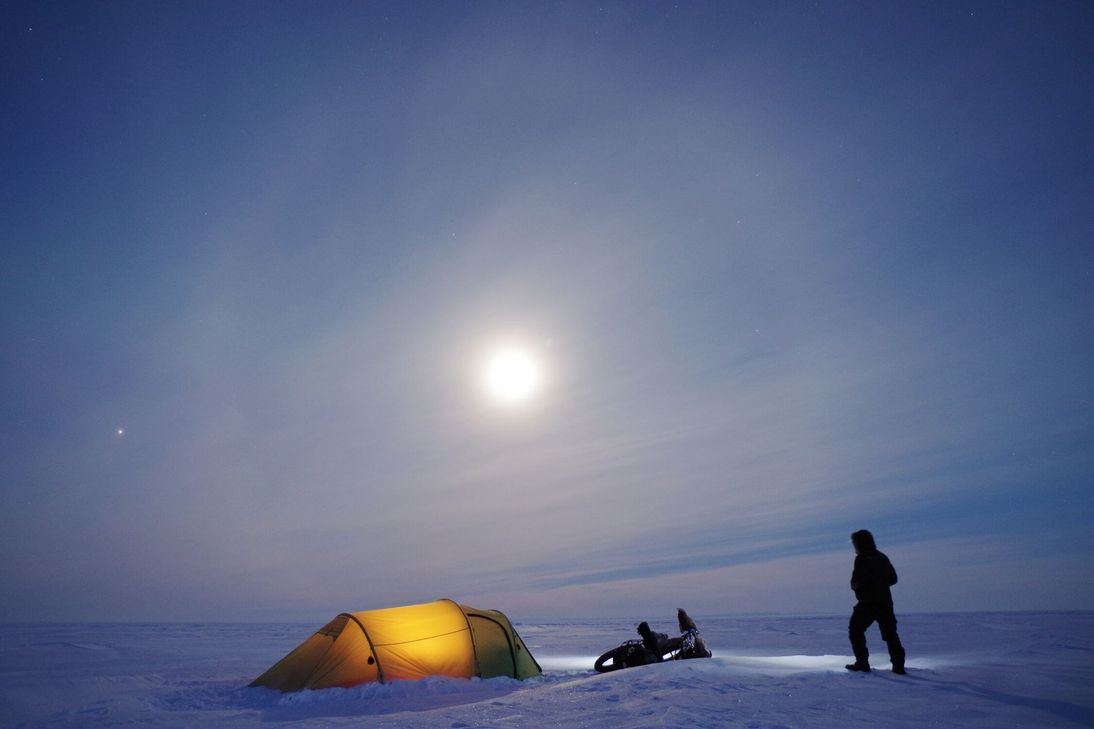 Camp auf dem zugefrorenen Polarmeer.