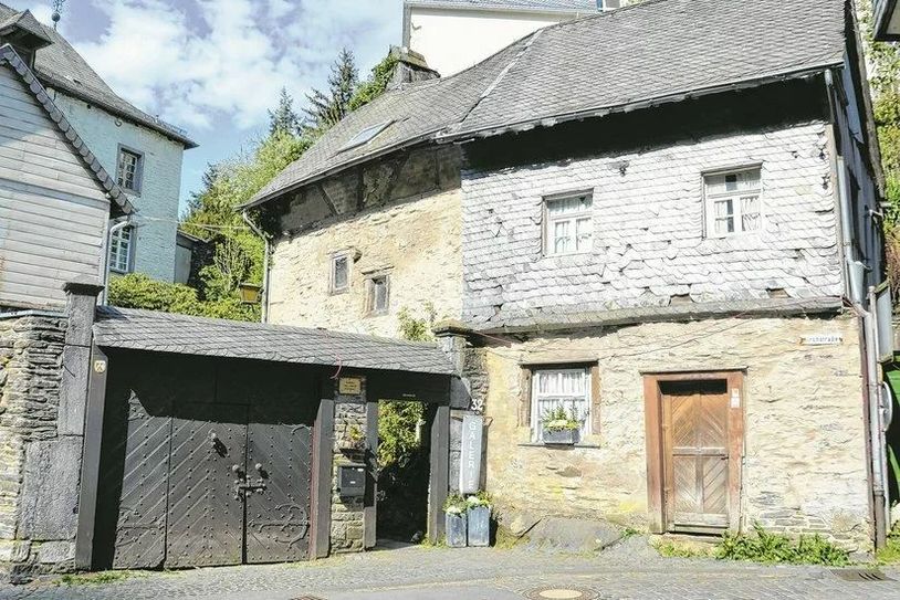 Das Haus in der Kirchstraße 32 in Monschau verfiel zusehends. Durch den Einsatz der ISG Monschau und Landesförderung wird es unter dem Titel »Viertelhaus - Heimat braucht Leben« zur Begegnungsstätte wie zum Musterhaus für Altbausanierungen machen.