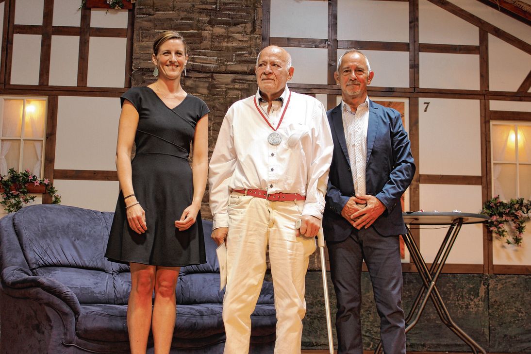 Bürgermeisterin Dr. Carmen Krämer mit Konzens Preisträger Günter Rönnig und dem Vorsitzenden des Sozialausschusses, Bernd Jakobs.