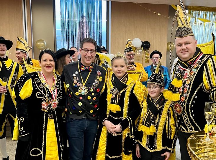 Hoher Besuch für Bürgermeister Hoffmann: KKG, Prinzenpaare, Gefolge, Musketiere und Soomelissja besuchten an Weiberdonnerstag die Verbandsgemeinde Zell.