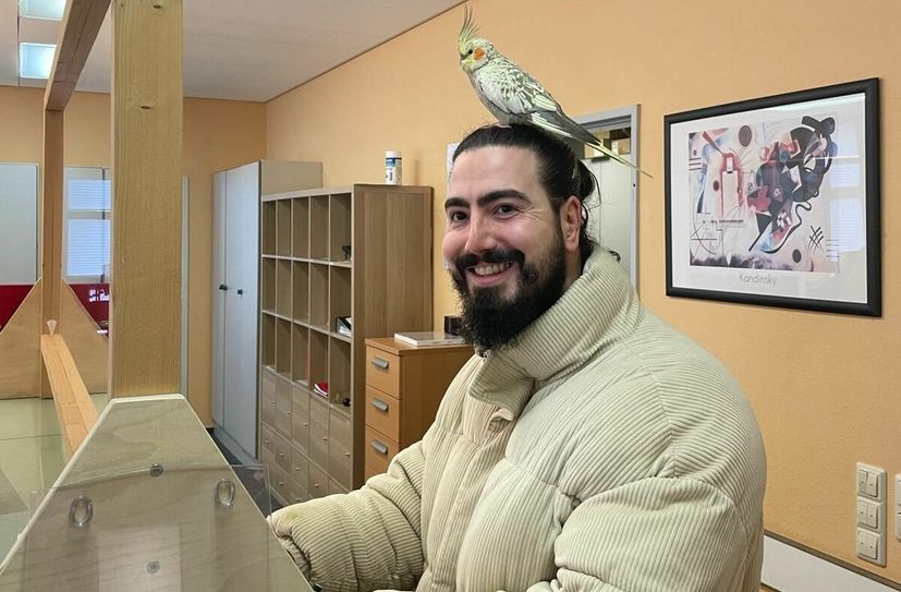 Besitzer Caner Topalek mit Cani (Nymphensittich).