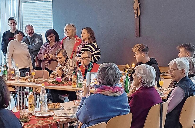 Alleine ist kaum jemand gern. Schon gar nicht am Weihnachtsfest. Daher lädt Alice Klein Alleinstehende, Geflüchtete, Wohnungssuchende, Einsame, aber auch Menschen, die einfach nur etwas Geselligkeit suchen, zum weihnachtlichen Fest ins Pfarrheim nach Imgenbroich ein.