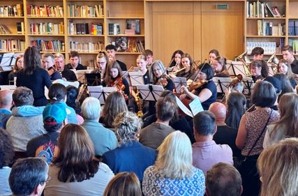 Das Schulorchester während der Musikalischen Sommernacht 2026 in der Bibliothek des Gymnasiums Hermeskeil.