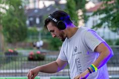 Der 23-jährige Wittlicher DJ Fabian Röhr bringt die Bühne am Platz an der Lieser am Samstag, 8. Juni so richtig um Beben.