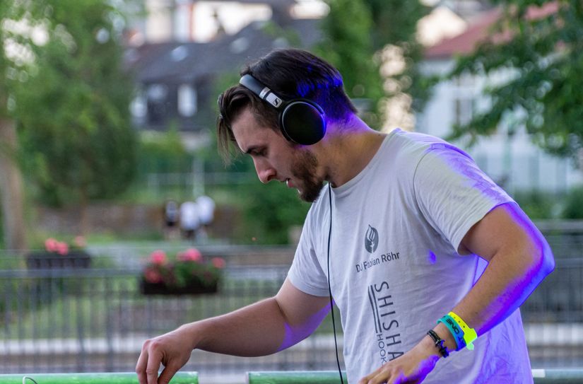 Der 23-jährige Wittlicher DJ Fabian Röhr bringt die Bühne am Platz an der Lieser am Samstag, 8. Juni so richtig um Beben.