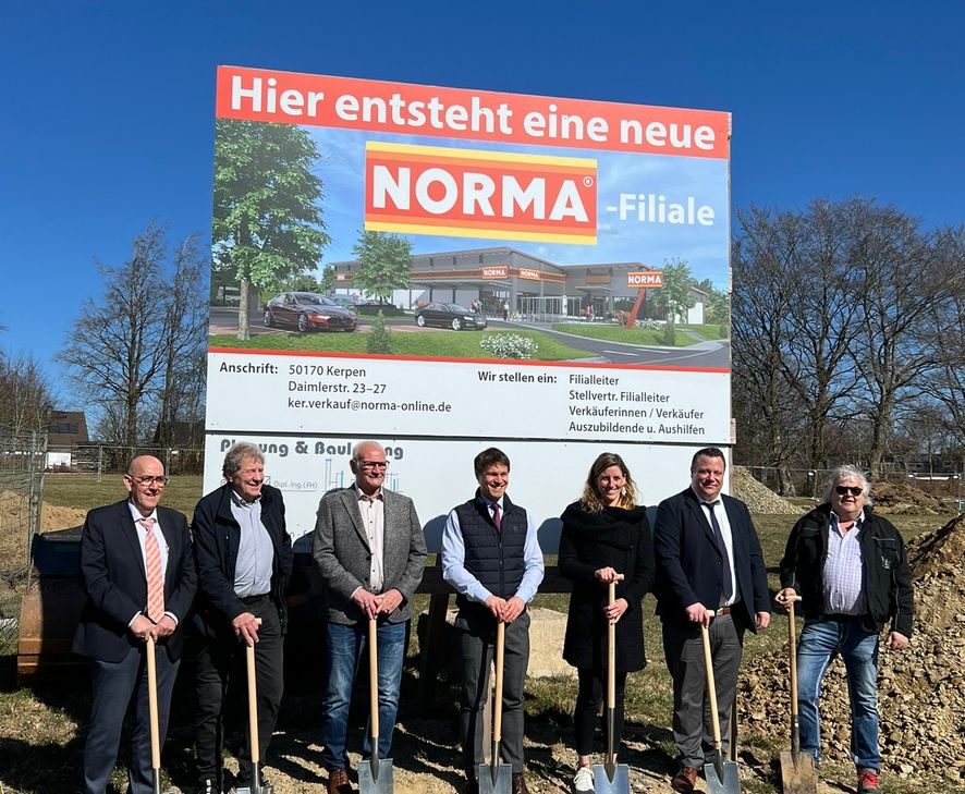 Vertreter von NORMA und Bauleitung, Politik und früherem Eigentümer beim Spatenstich des Lebensmittlers in Höfen.