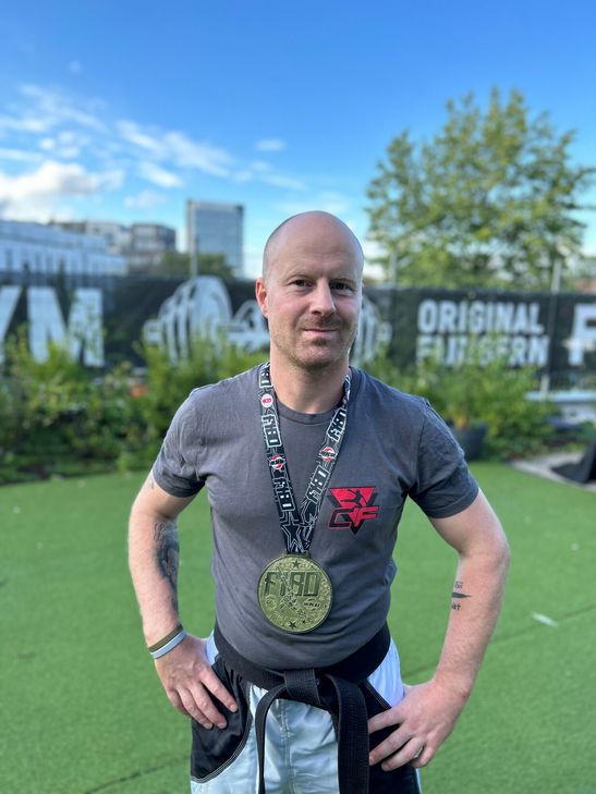 Benjamin Lill, seit 10 Jahren Inhaber der Kickboxschule Capitol Fighters in Düsseldorf führt am Samstag, 12. August, im Gemeinderaum der Schule in Bickendorf einen Selbstverteidigungskurs durch. Die Einnahmen spendet er für einen guten Zweck. Foto: Peter Billigmann
