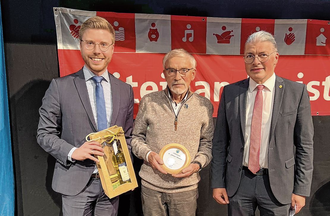 Hat die Trommler und Pfeifer geprägt und künstlerische Spuren in Strauch hinterlassen: Ehrenamtspreisträger Rudi Johnen mit Ortsvorsteher Daniel Scheen-Pauls und Bürgermeister Bernd Goffart. Foto: T. Förster