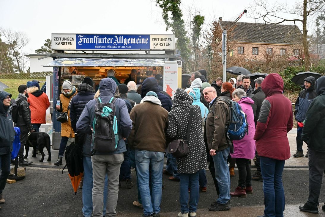 Der Zeitungskiosk aus Bonn findet eine neue Heimat auf dem Marktplatz Rheinland im LVR-Freilichtmuseum Kommern.