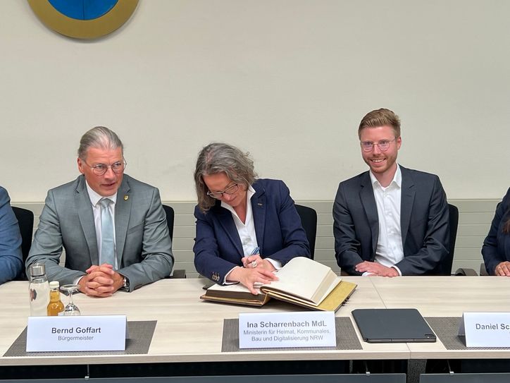 Ina Scharrenbach trug sich auch ins Goldene Buch der Gemeinde Simmerath ein.