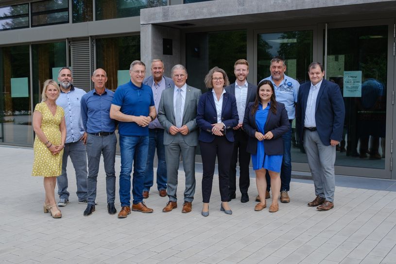 Ina Scharrenbach (4.v.r.) ist begeistert von den Entwicklungen in der Gemeinde Simmerath. Ein Vorzeigeobjekt ist das neue Gästehaus des BGZ, das die Ministerin besichtigen durfte.