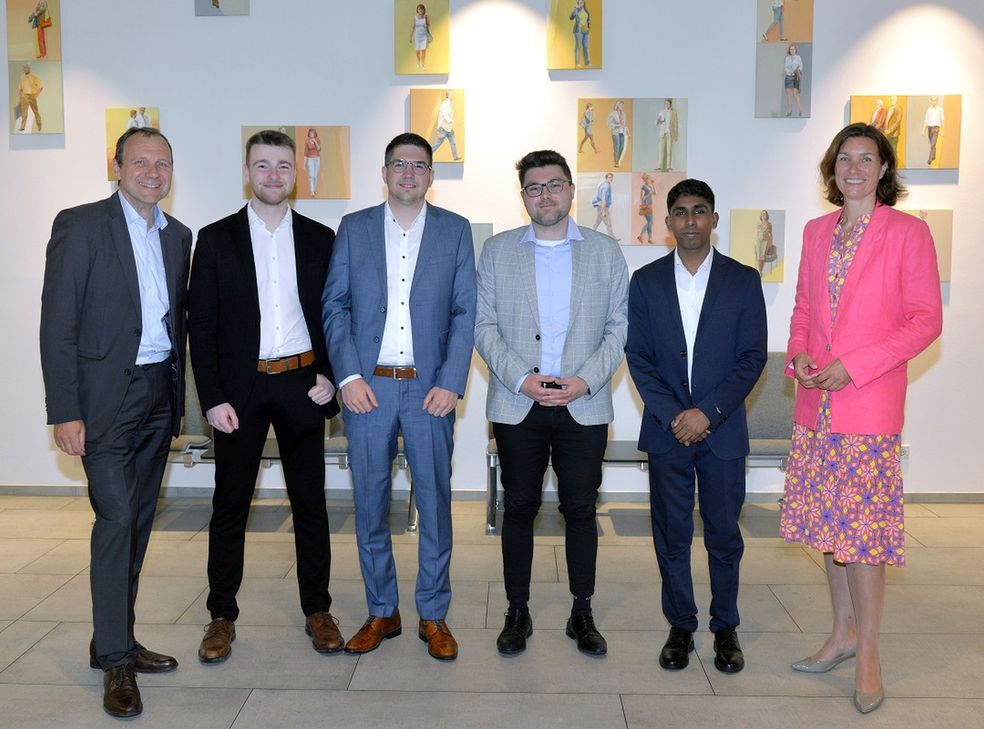 IHK-Vizepräsidentin Stefanie Peters (re.) und IHK-Vizepräsident Dirk Harten (li.) gratulierten den Auszubildenden aus dem Kreis Euskirchen, die ihre Abschlussprüfung mit der Note »Sehr gut« gemeistert haben.   Foto: IHK Aachen / Andreas Schmitter