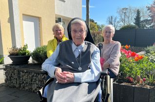 Gemeinsam mit ihren Freundinnen Angela Kerner (li.) und Walburga Klimmeck (re.) geht es für  101-jährige Schwester Kuniberta am Sonntag mit dem ASB-Wünschewagen zu einem gemeinsamen Familienessen.