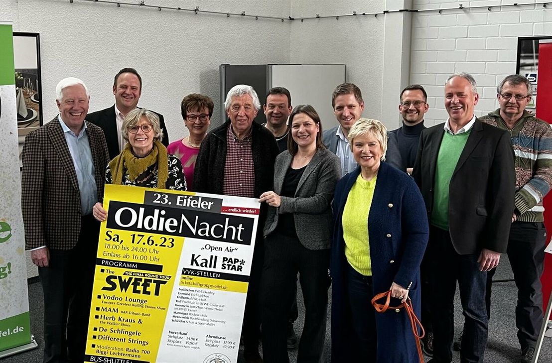 Sie hatten viel zu erzählen (v.li.): Bert Kantelberg, Geschäftsführer Papstar, Frank Kolvenbach, Geschäftsführer Papstar Solutions, Kathi Greuel, Dagmar Poth, Willi Greuel und Thomas Tampier von der Hilfsgruppe Eifel, Ursula Roos, Förderkreis Bonn, Landrat und Schirmherr Markus Ramers, Biggi Lechtermann, Christian Werheid von der DKMS, Bürgermeister Hermann-Josef Esser und Ralf Heistert von der Hilfsgruppe.