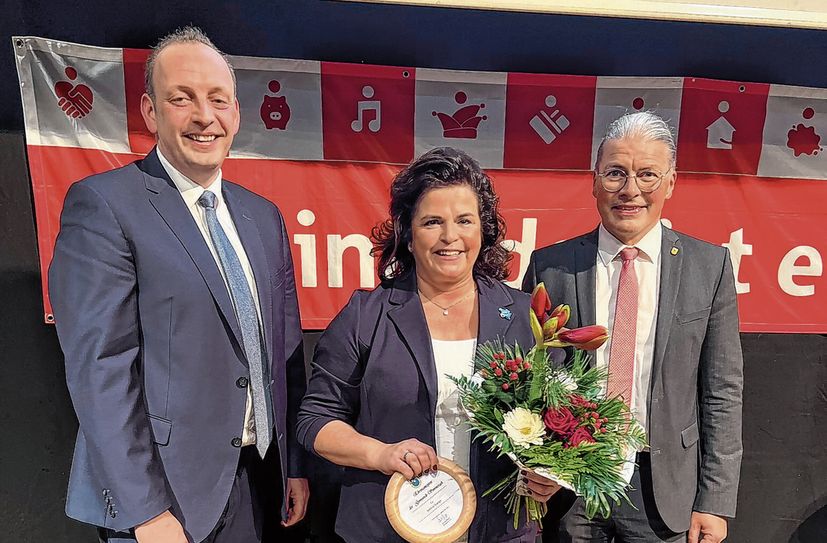 Sascha Schmitz zählte reichlich ehrenamtliches Engagement von Kesternichs Preisträgerin Bettina Stange auf. Das weiß auch Bürgermeister Bernd Goffart, der selbst in Kesternich lebt.