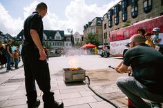 Viel zu sehen, viel auszuprobieren: Der Sicherheitstag der Blaulichtfamilie lockte am Samstag jede Menge - vor allem junge - Besucher auf den Kornmarkt.
