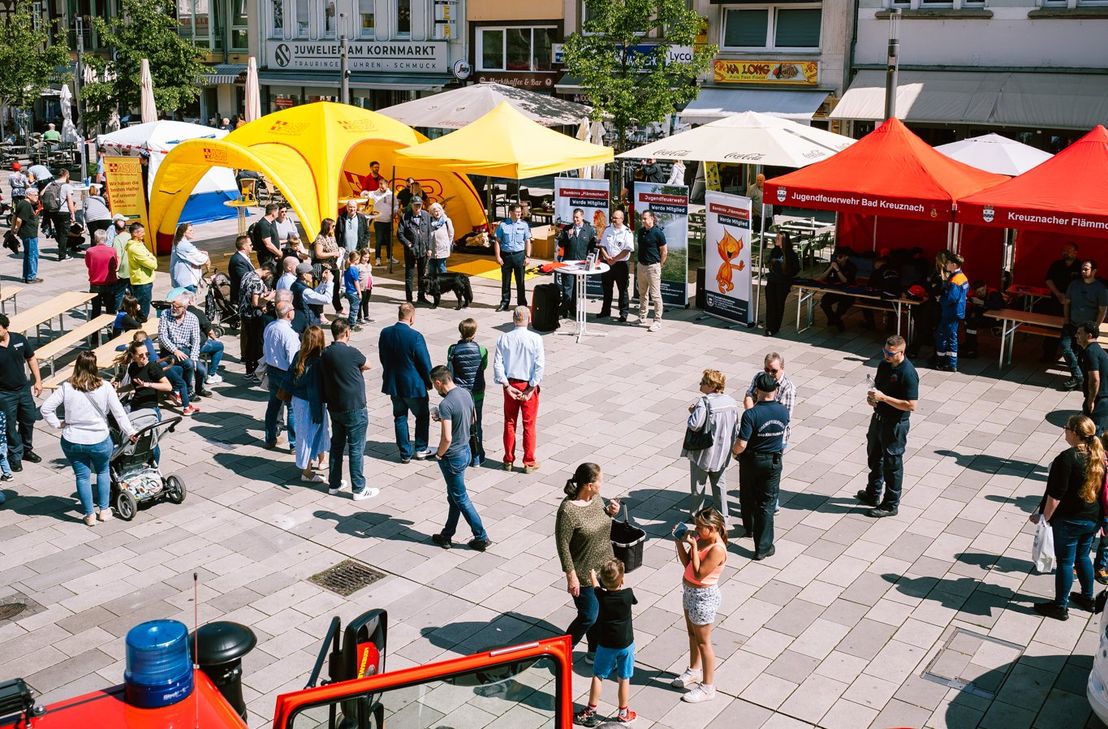 Viel zu sehen, viel auszuprobieren: Der Sicherheitstag der Blaulichtfamilie lockte am Samstag jede Menge - vor allem junge - Besucher auf den Kornmarkt.